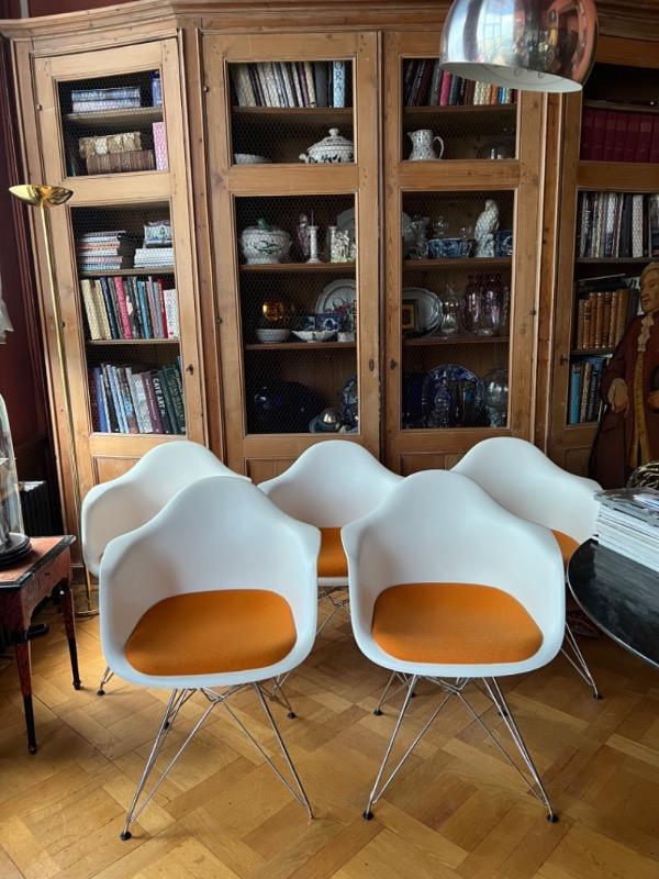 5 Armchairs Eames