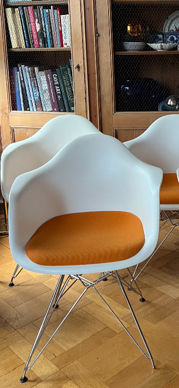5 Armchairs Eames