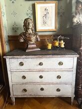Chest of drawers