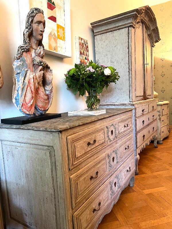 Chest of drawers 